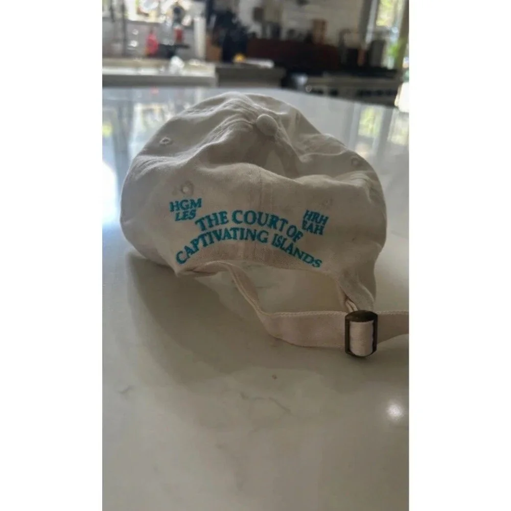 White Court of Captivating Islands Cap — One size (small imperfections)
